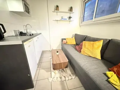 Cuisine ou kitchenette dans l'établissement Little Parisian Hideaway for Two - Smart City Base