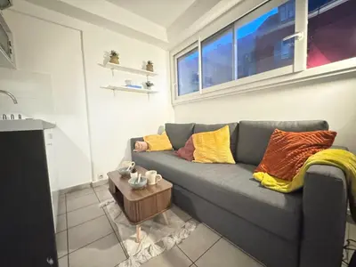 Coin salon dans l'établissement Little Parisian Hideaway for Two - Smart City Base