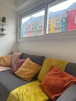 Coin salon dans l'établissement Little Parisian Hideaway for Two - Smart City Base