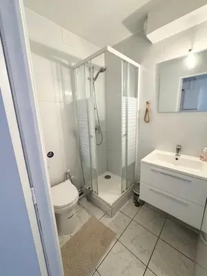 Salle de bains dans l'établissement Little Parisian Hideaway for Two - Smart City Base