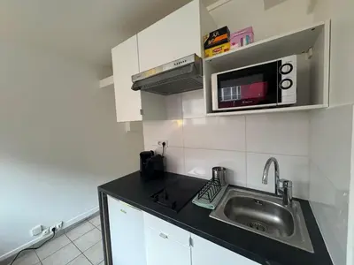 Cuisine ou kitchenette dans l'établissement Little Parisian Hideaway for Two - Smart City Base
