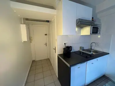 Cuisine ou kitchenette dans l'établissement Little Parisian Hideaway for Two - Smart City Base