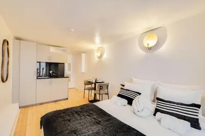 Cuisine ou kitchenette dans l'établissement Comfortable Studio in a Lively Central Area