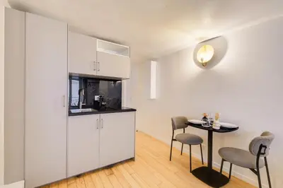 Cuisine ou kitchenette dans l'établissement Comfortable Studio in a Lively Central Area
