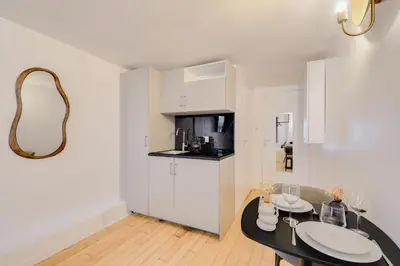 Cuisine ou kitchenette dans l'établissement Comfortable Studio in a Lively Central Area
