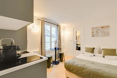 Un ou plusieurs lits dans un hébergement de l'établissement Cozy Parisian Studio