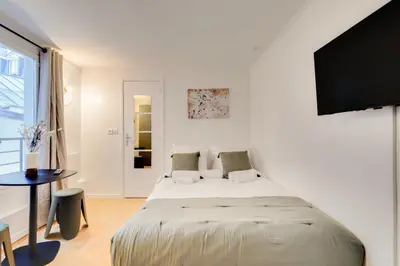 Un ou plusieurs lits dans un hébergement de l'établissement Cozy Parisian Studio