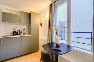 Cuisine ou kitchenette dans l'établissement Cozy Parisian Studio
