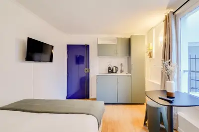 Télévision ou salle de divertissement dans l'établissement Cozy Parisian Studio
