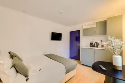Télévision ou salle de divertissement dans l'établissement Cozy Parisian Studio