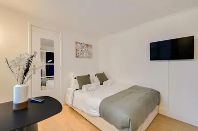 Télévision ou salle de divertissement dans l'établissement Cozy Parisian Studio