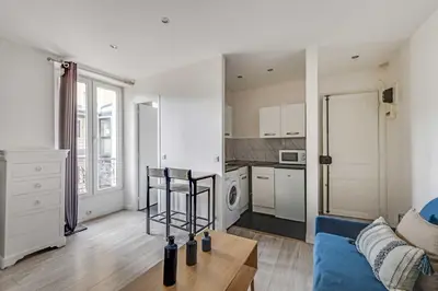 Cuisine ou kitchenette dans l'établissement Charming Studio - 2P- Clichy