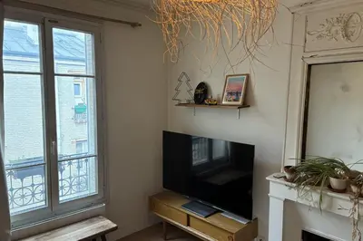Télévision ou salle de divertissement dans l'établissement Appartement lumineux à Pantin proche Paris