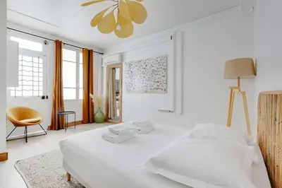 Un ou plusieurs lits dans un hébergement de l'établissement Magnificent apartment with AC- 3BR-6P-Bastille