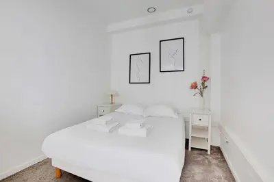 Un ou plusieurs lits dans un hébergement de l'établissement Magnificent apartment with AC- 3BR-6P-Bastille
