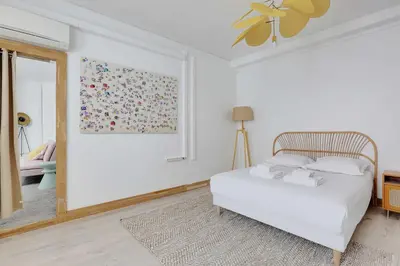 Un ou plusieurs lits dans un hébergement de l'établissement Magnificent apartment with AC- 3BR-6P-Bastille