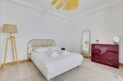 Un ou plusieurs lits dans un hébergement de l'établissement Magnificent apartment with AC- 3BR-6P-Bastille