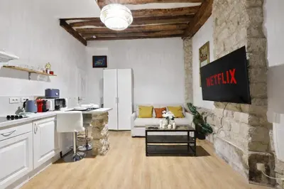 Cuisine ou kitchenette dans l'établissement Quartier Palais Royal-Studio Apartment Free Netflix