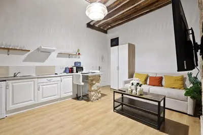 Cuisine ou kitchenette dans l'établissement Quartier Palais Royal-Studio Apartment Free Netflix
