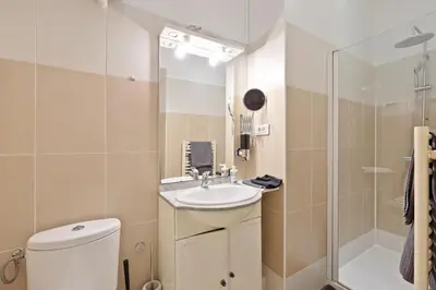 Salle de bains dans l'établissement Quartier Palais Royal-Studio Apartment Free Netflix