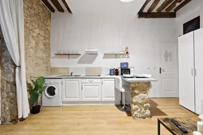 Cuisine ou kitchenette dans l'établissement Quartier Palais Royal-Studio Apartment Free Netflix