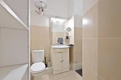 Salle de bains dans l'établissement Quartier Palais Royal-Studio Apartment Free Netflix