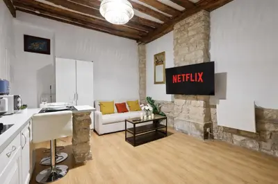 Cuisine ou kitchenette dans l'établissement Quartier Palais Royal-Studio Apartment Free Netflix