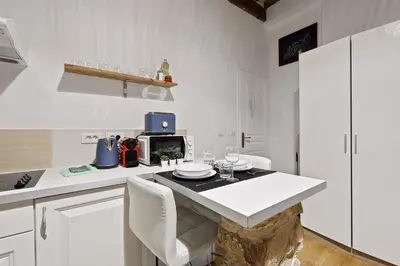 Cuisine ou kitchenette dans l'établissement Quartier Palais Royal-Studio Apartment Free Netflix