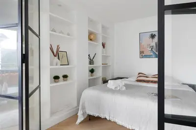 Un ou plusieurs lits dans un hébergement de l'établissement Serenty - 2BR - Arc de Triomphe & Champs-Élysées