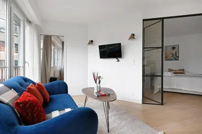 Télévision ou salle de divertissement dans l'établissement Serenty - 2BR - Arc de Triomphe & Champs-Élysées