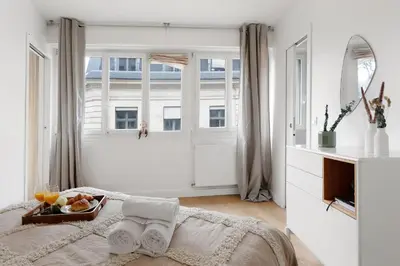 Un ou plusieurs lits dans un hébergement de l'établissement Serenty - 2BR - Arc de Triomphe & Champs-Élysées