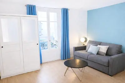 Coin salon dans l'établissement Stylish Studio near Montparnasse, only 2 min from metro