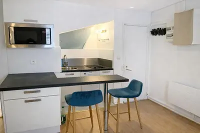 Cuisine ou kitchenette dans l'établissement Stylish Studio near Montparnasse, only 2 min from metro