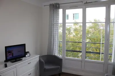 Télévision ou salle de divertissement dans l'établissement Pleasant Apartment South Paris