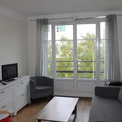 Pleasant Apartment South Paris