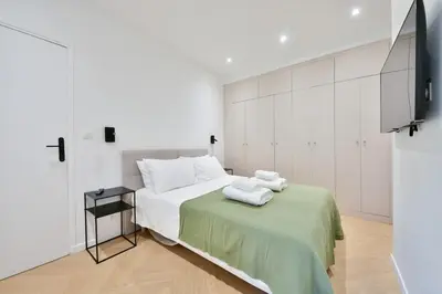 Un ou plusieurs lits dans un hébergement de l'établissement Cozy 1BR Getaway in the Heart of the City