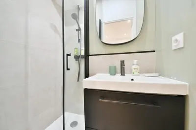 Salle de bains dans l'établissement Cozy 1BR Getaway in the Heart of the City
