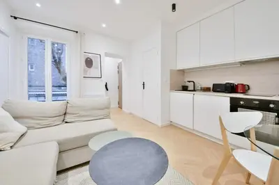 Cuisine ou kitchenette dans l'établissement Cozy 1BR Getaway in the Heart of the City