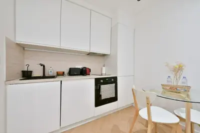 Cuisine ou kitchenette dans l'établissement Cozy 1BR Getaway in the Heart of the City