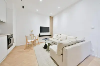 Cuisine ou kitchenette dans l'établissement Cozy 1BR Getaway in the Heart of the City