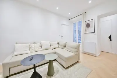 Coin salon dans l'établissement Cozy 1BR Getaway in the Heart of the City