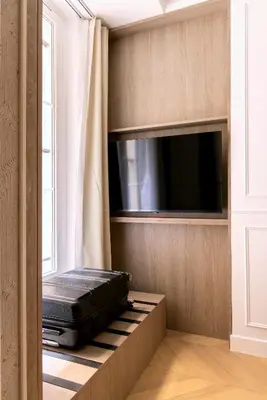 Télévision ou salle de divertissement dans l'établissement Stunning apartment with AC - Center of Paris