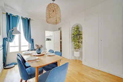 Coin salon dans l'établissement Comfortable Apartment 1BR-4P - Champs Elysees