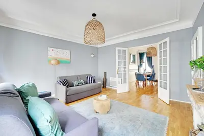 Coin salon dans l'établissement Comfortable Apartment 1BR-4P - Champs Elysees