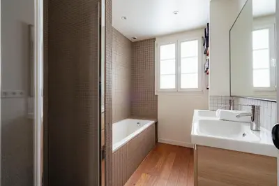 Salle de bains dans l'établissement Veeve - Family House near Roland Garros