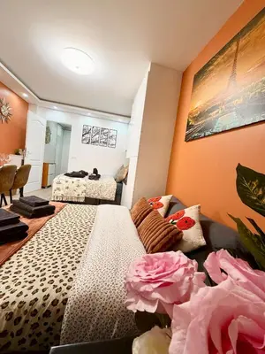 Coin salon dans l'établissement Stylish Apartment in Paris Center Metro 6 Glacière & M7 Les Gobelins