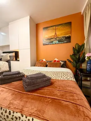 Un ou plusieurs lits dans un hébergement de l'établissement Stylish Apartment in Paris Center Metro 6 Glacière & M7 Les Gobelins