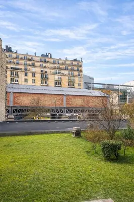 Jardin de l'établissement Appartement chic près du Champ-de-Mars