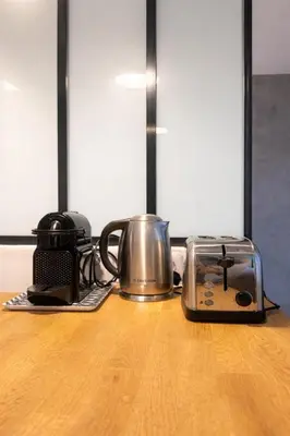 Plateau bouilloire dans l'établissement Appartement chic près du Champ-de-Mars