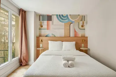 Un ou plusieurs lits dans un hébergement de l'établissement Luxury 3BDR-8P apartment in the heart of Paris